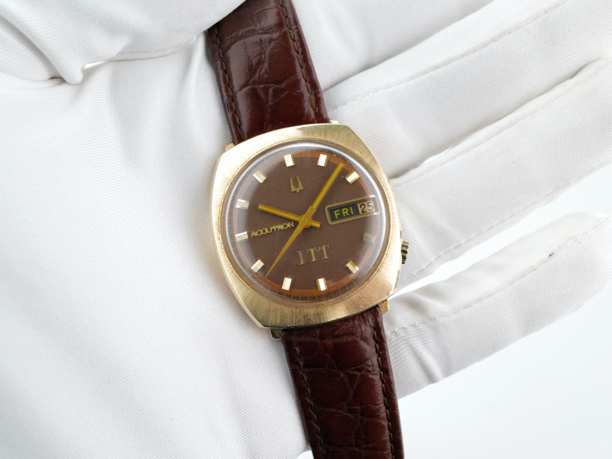 Швейцарський годинник Bulova Accutron 14K Yellow Gold