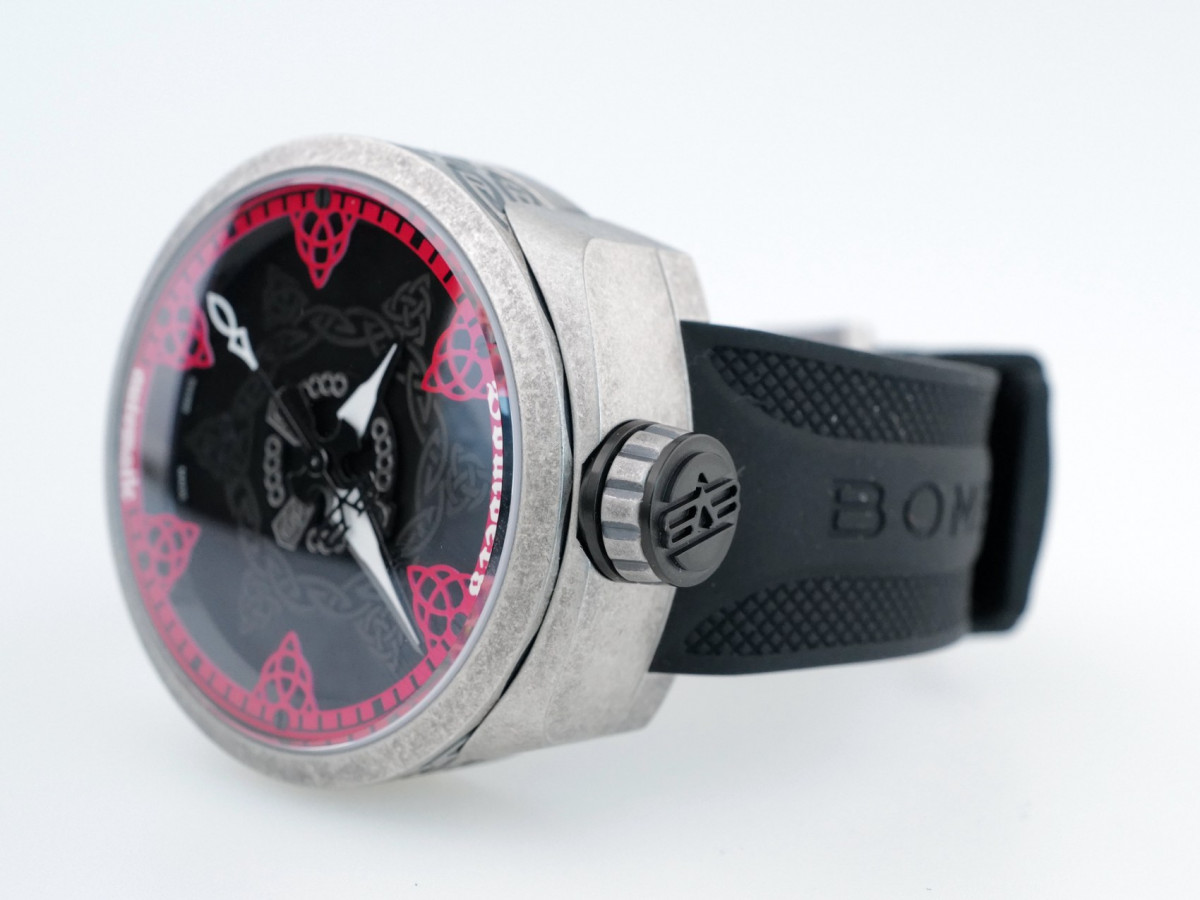 Швейцарские часы Bomberg Bolt-68 Red Dial