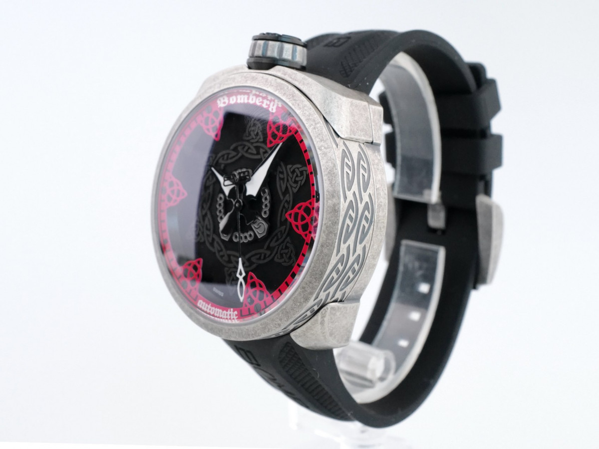 Швейцарские часы Bomberg Bolt-68 Red Dial