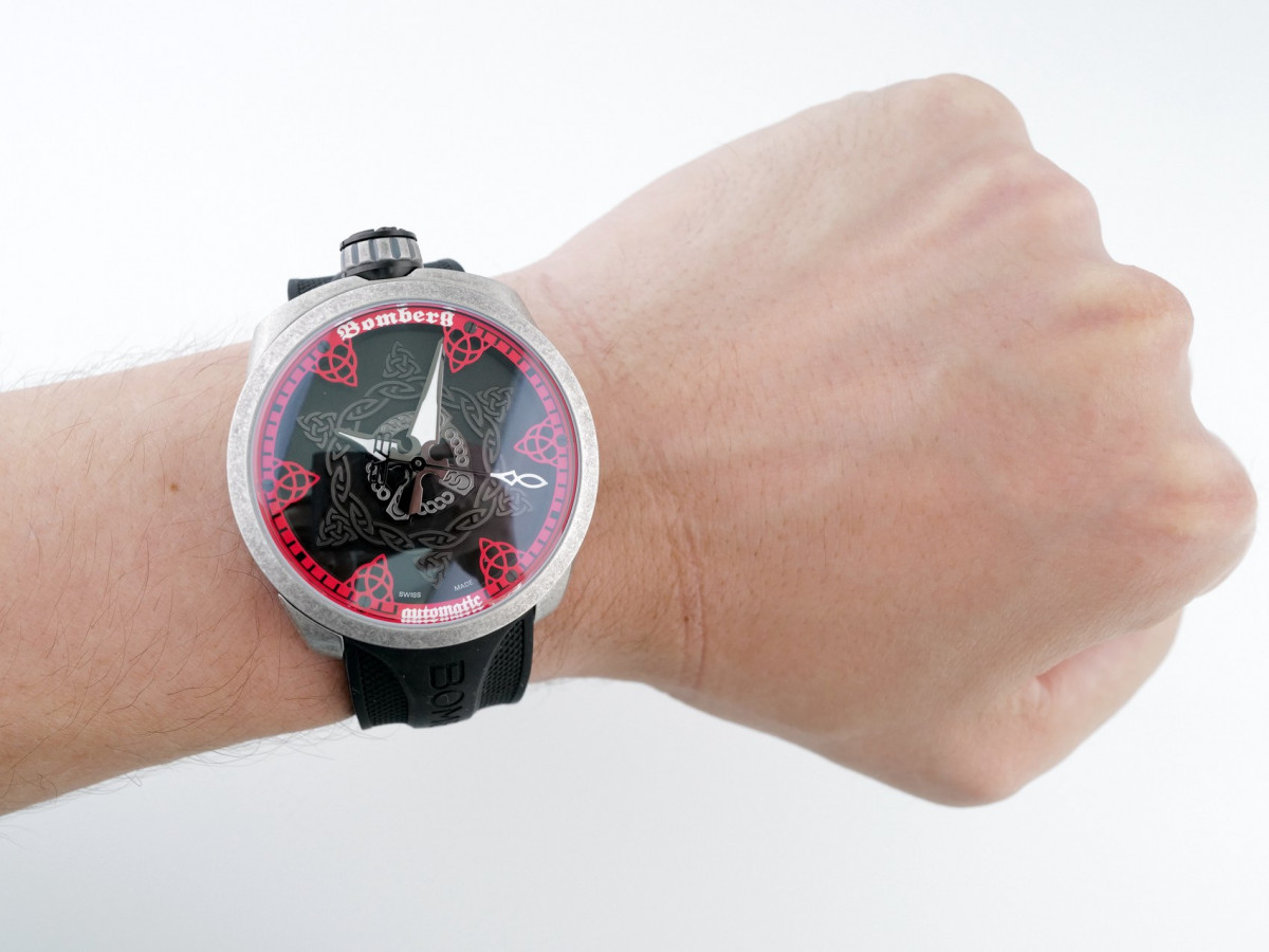 Швейцарские часы Bomberg Bolt-68 Red Dial