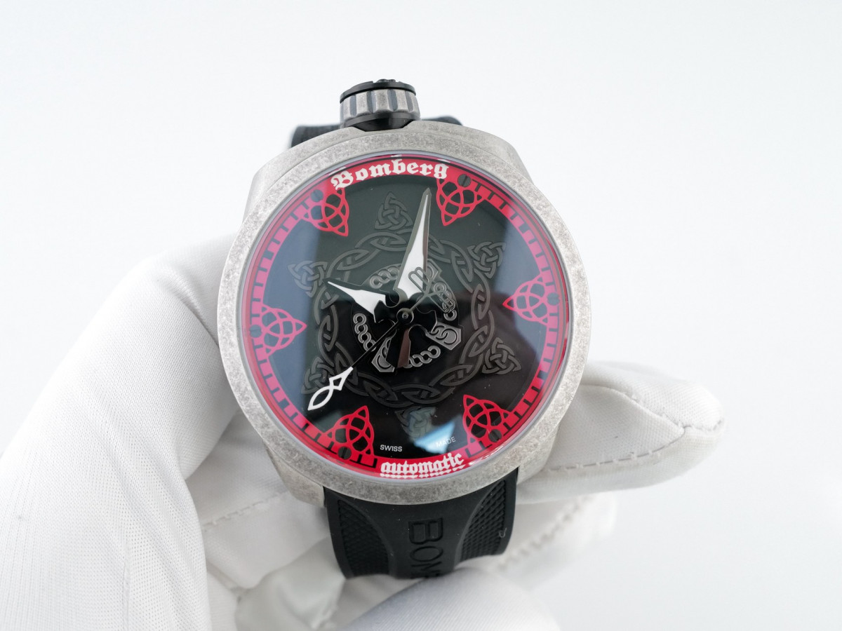 Швейцарские часы Bomberg Bolt-68 Red Dial