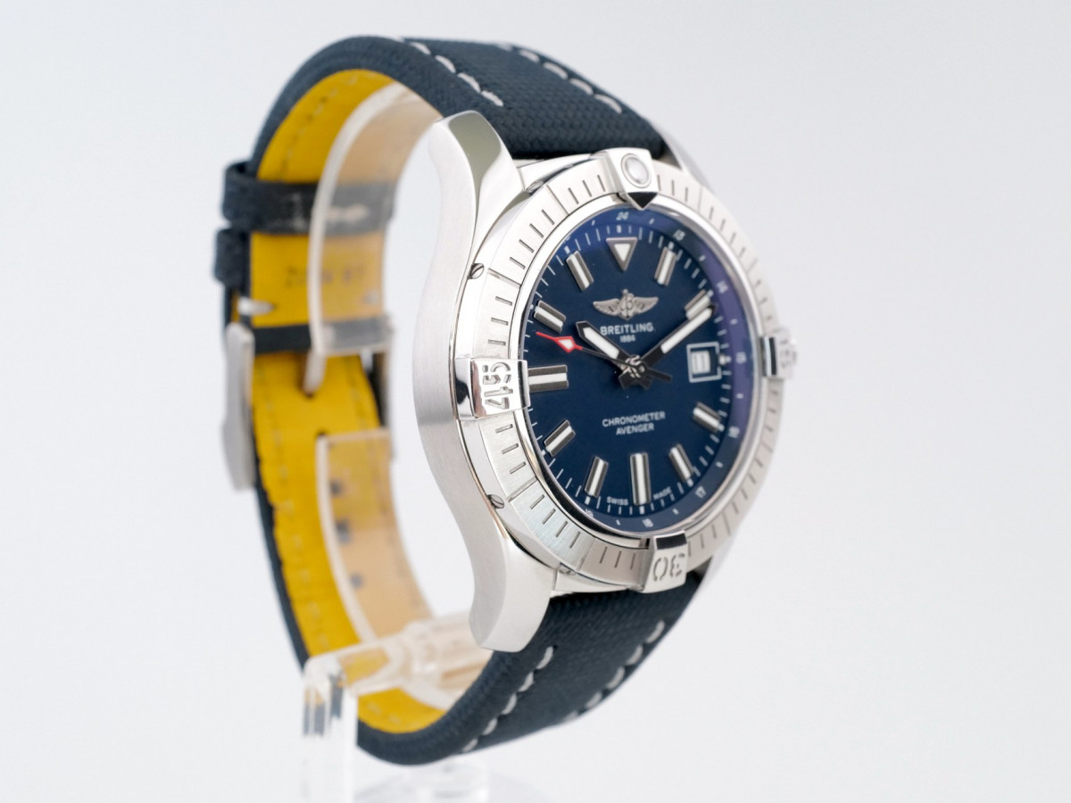 Швейцарские часы Breitling Avenger 43 Automatic