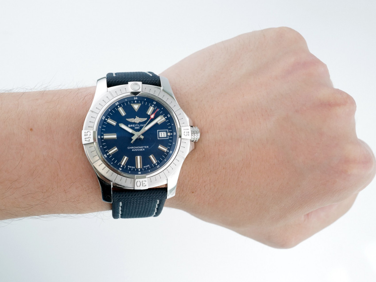 Швейцарские часы Breitling Avenger 43 Automatic