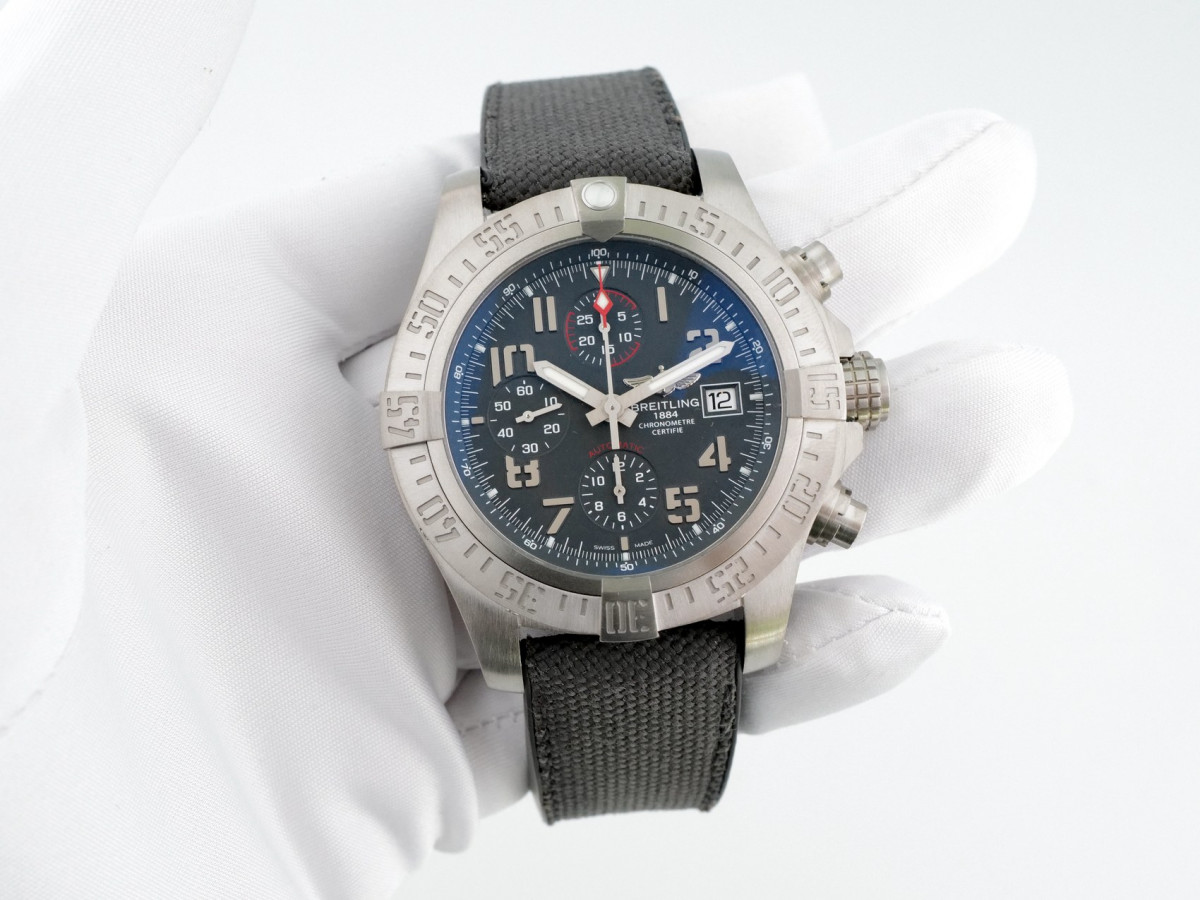 Швейцарские часы Breitling Avenger Bandit Titanium Chronograph 45