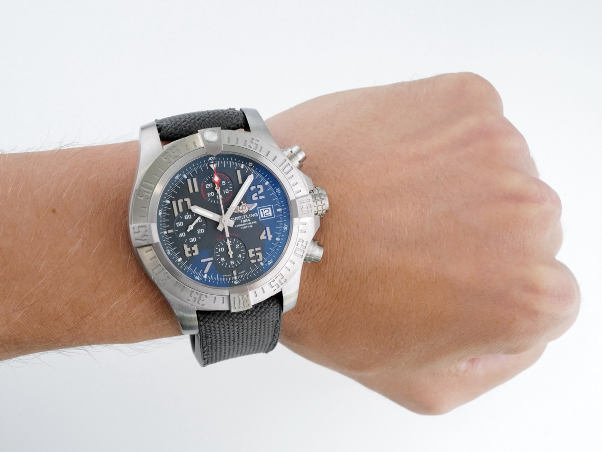 Швейцарские часы Breitling Avenger Bandit Titanium Chronograph 45