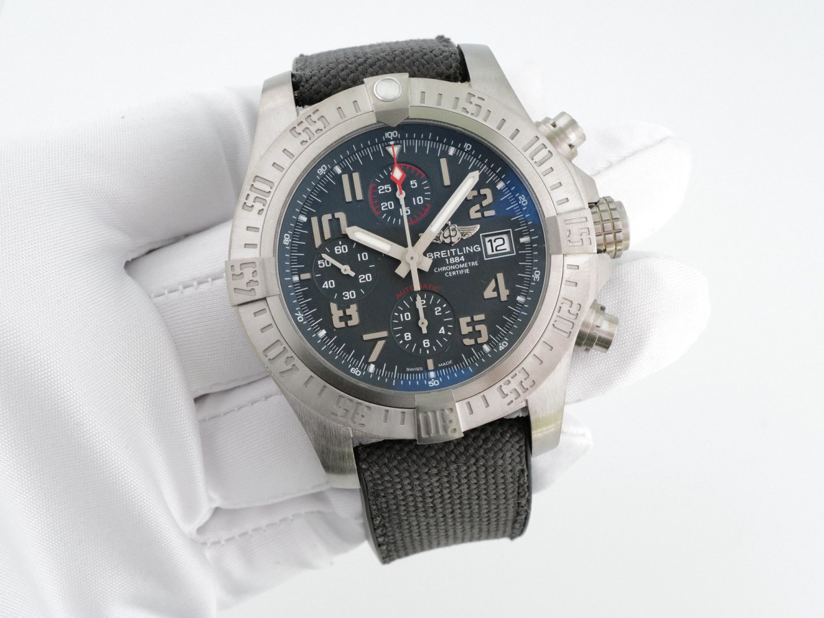 Швейцарские часы Breitling Avenger Bandit Titanium Chronograph 45