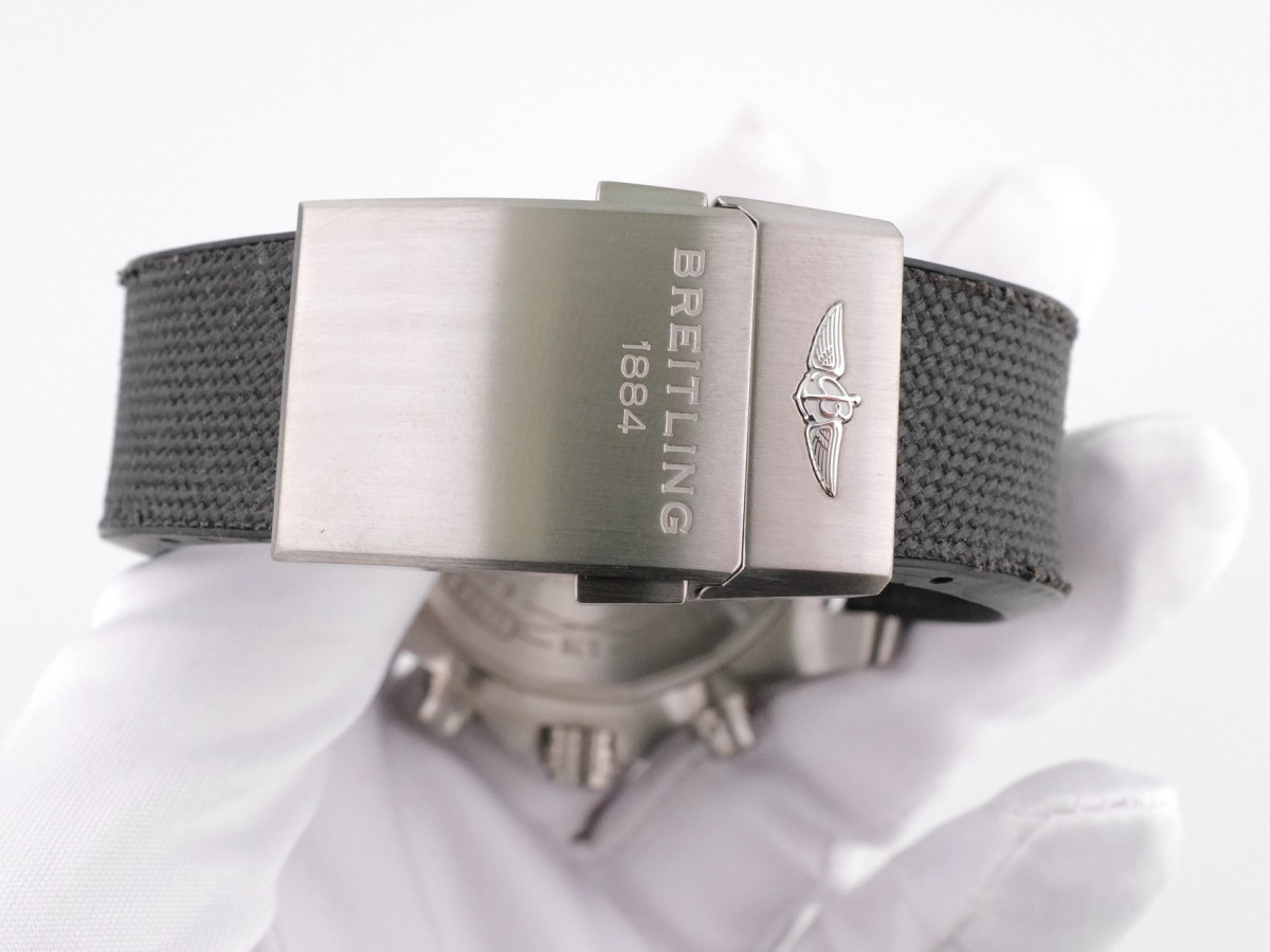 Швейцарские часы Breitling Avenger Bandit Titanium Chronograph 45