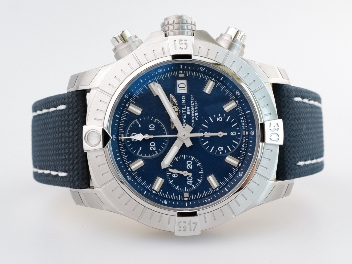 Швейцарський годинник Breitling Avenger Chronograph 43 Blue Strap Blue Dial