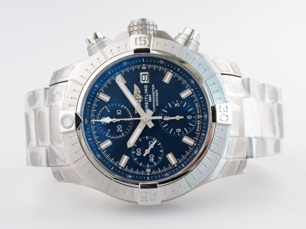 Швейцарський годинник Breitling Avenger Chronograph 43 Stainless Steel Bracelet Blue Dial
