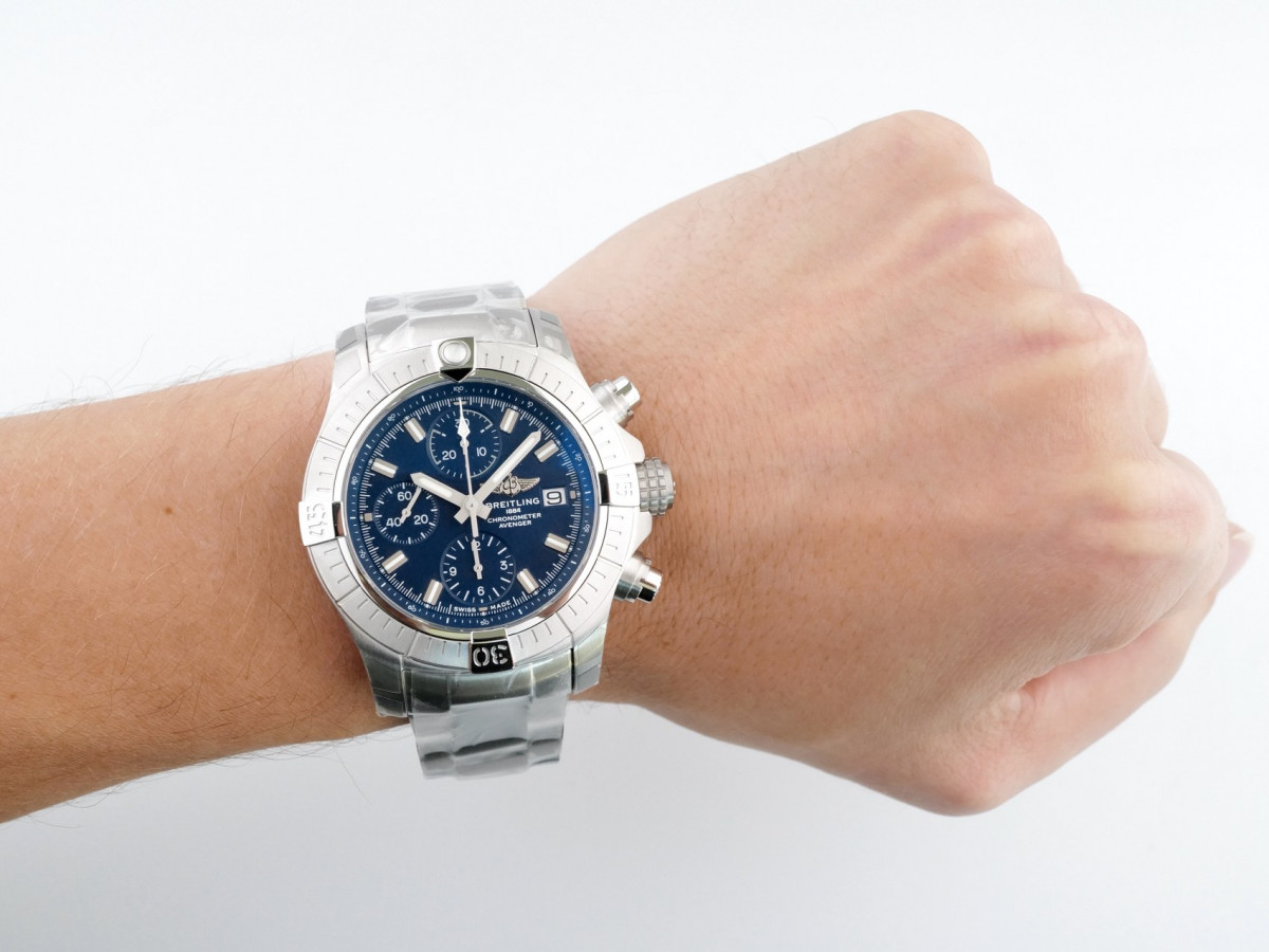 Швейцарський годинник Breitling Avenger Chronograph 43 Stainless Steel Bracelet Blue Dial