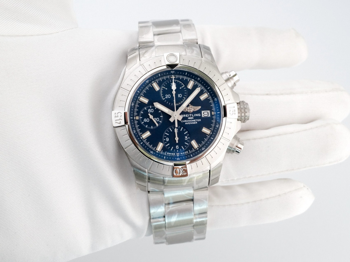 Швейцарський годинник Breitling Avenger Chronograph 43 Stainless Steel Bracelet Blue Dial