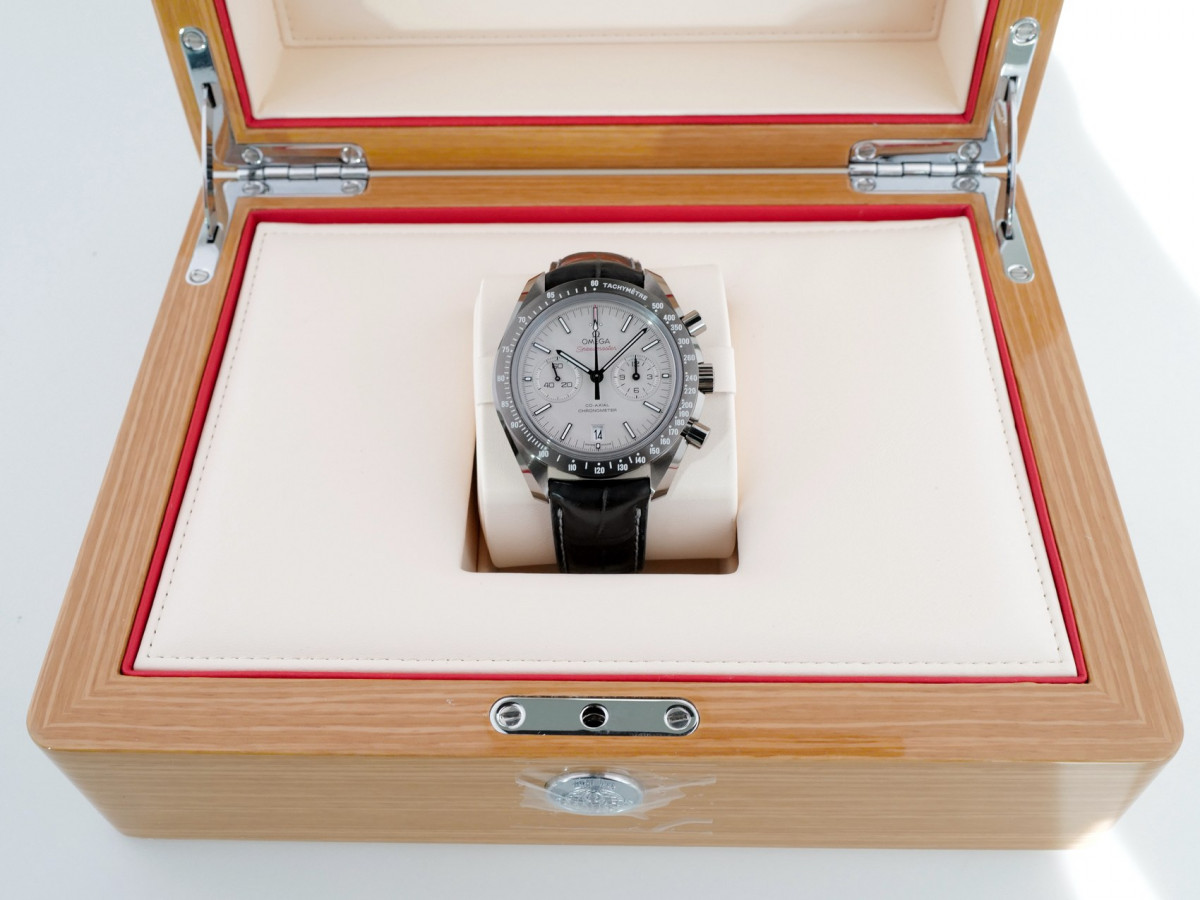 Швейцарские часы Omega Speedmaster Grey Side of the Moon Ceramic Chronograph