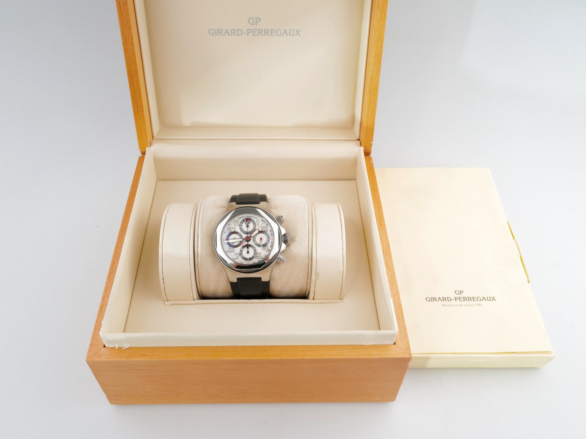 Швейцарський годинник Girard Perregaux Laureato Evo3 Chronograph