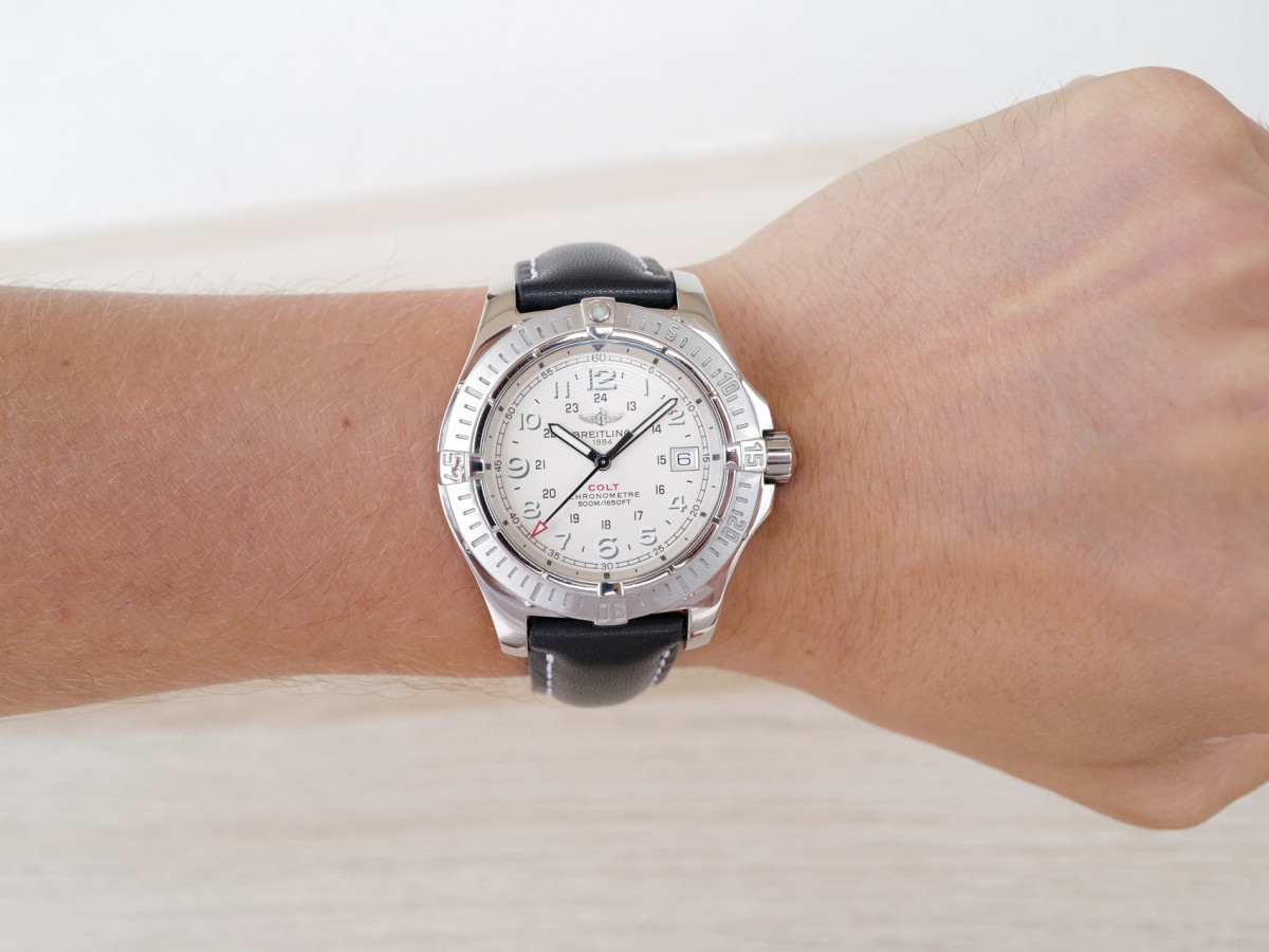 Швейцарський годинник Breitling Colt Quartz