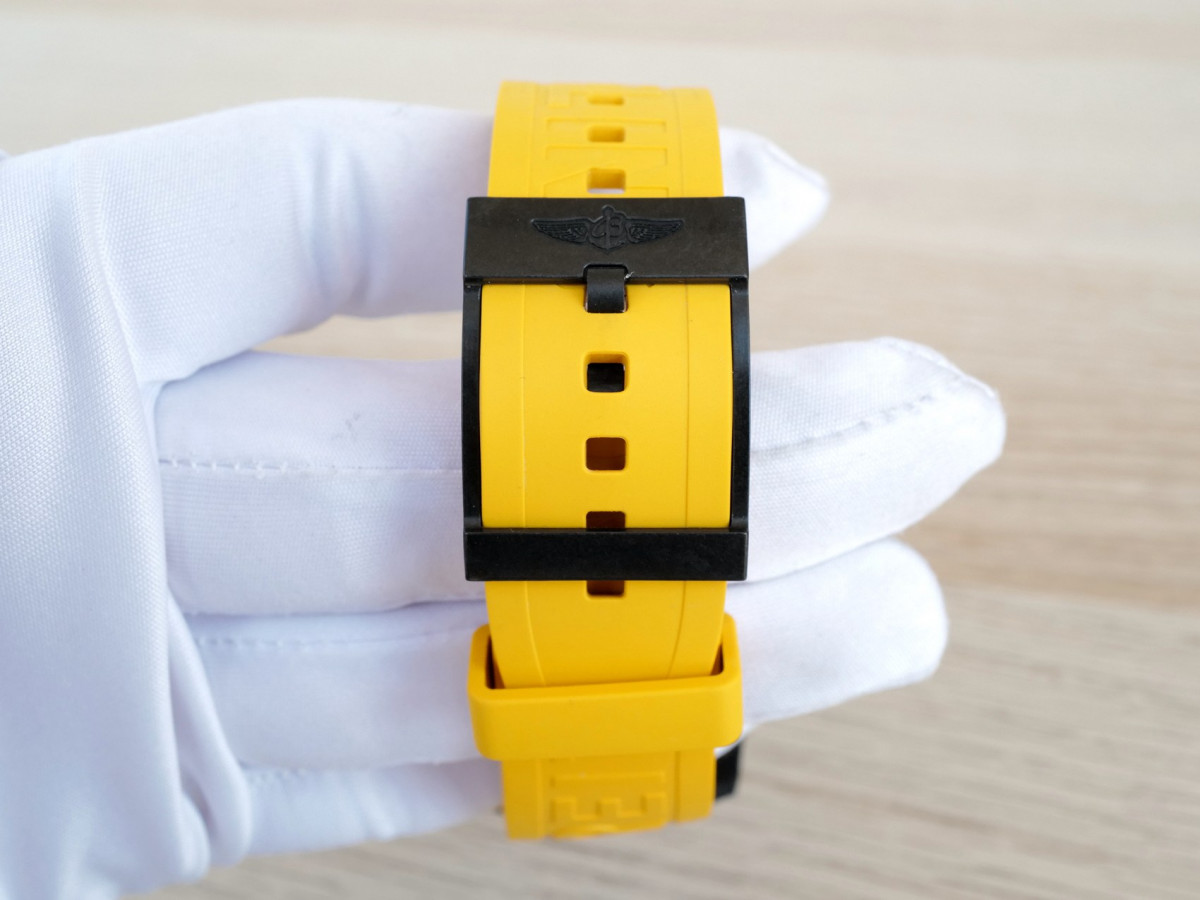 Швейцарський годинник Breitling Endurance Pro Breitlight Yellow 44