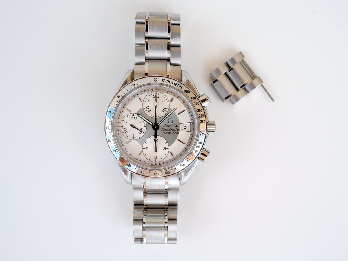 Швейцарские часы Omega Speedmaster Date Silver Dial