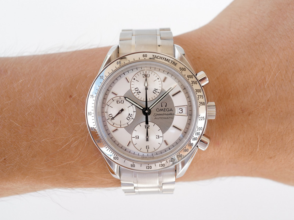 Швейцарские часы Omega Speedmaster Date Silver Dial