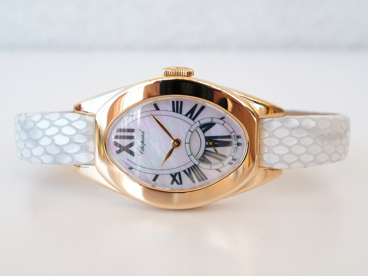 Швейцарские часы Chopard Classique Ovale 18K Yellow Gold MOP Dial