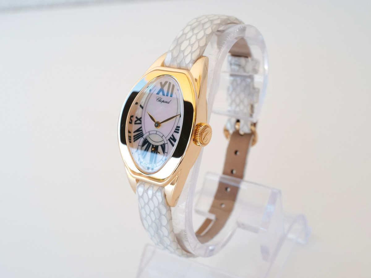 Швейцарские часы Chopard Classique Ovale 18K Yellow Gold MOP Dial