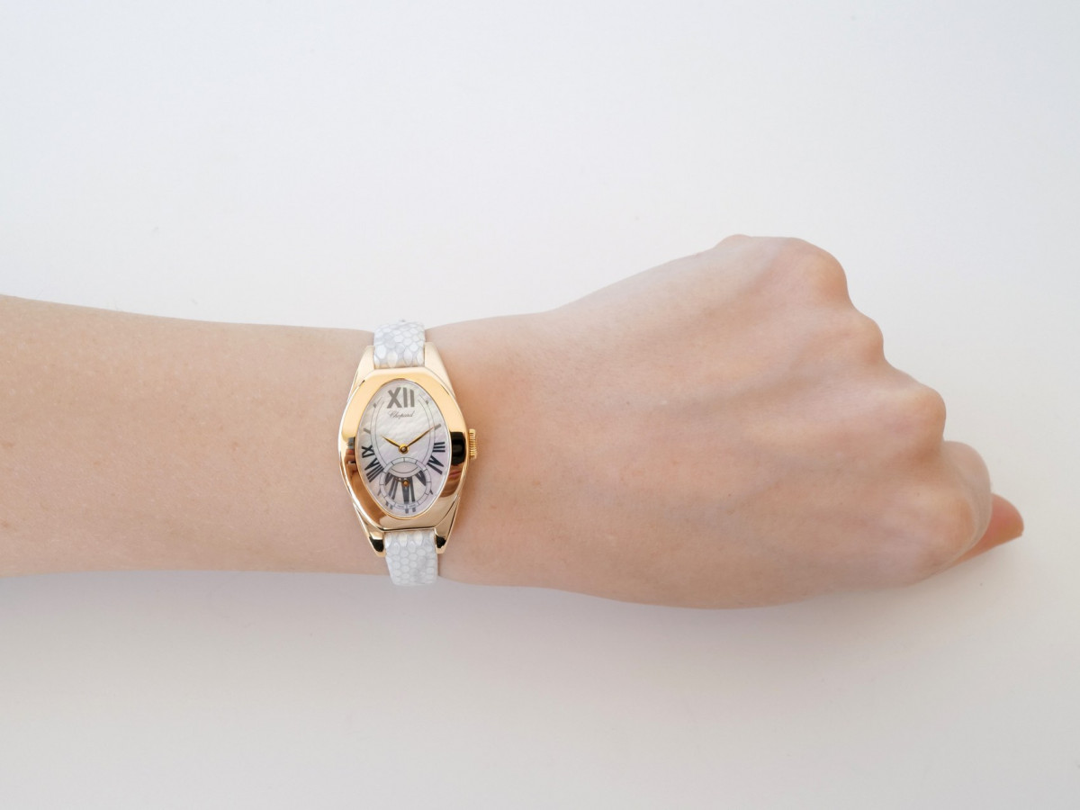 Швейцарские часы Chopard Classique Ovale 18K Yellow Gold MOP Dial