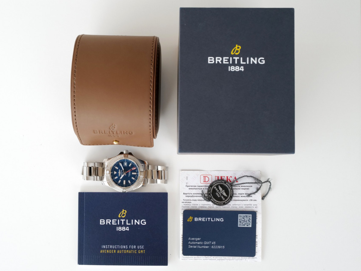 Швейцарские часы Breitling Avenger Automatic GMT 45 Blue Dial