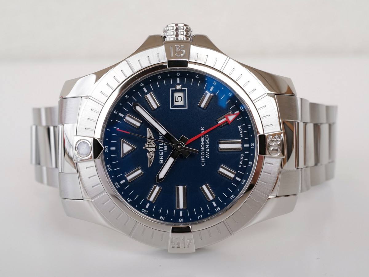 Швейцарские часы Breitling Avenger Automatic GMT 45 Blue Dial