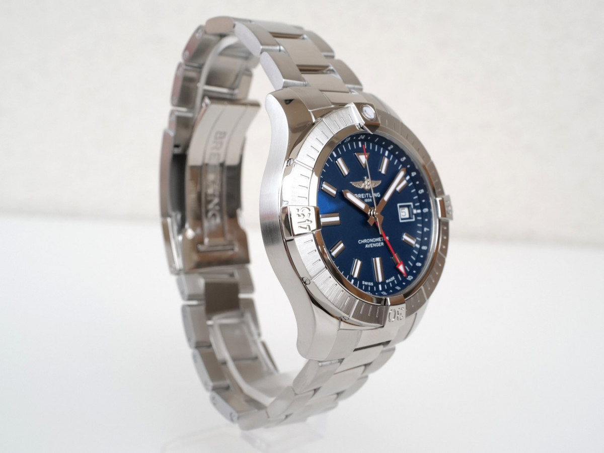 Швейцарские часы Breitling Avenger Automatic GMT 45 Blue Dial