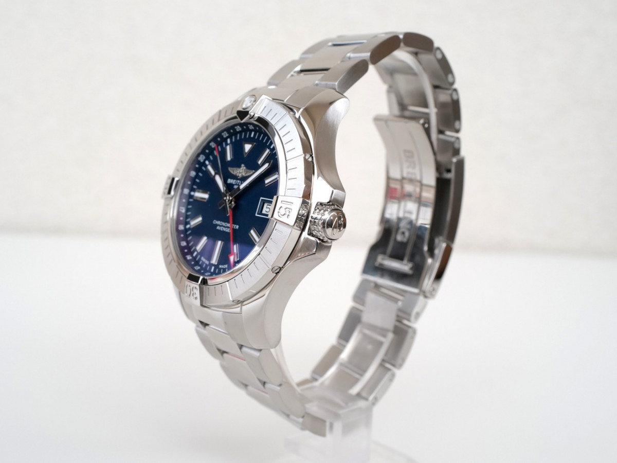 Швейцарские часы Breitling Avenger Automatic GMT 45 Blue Dial