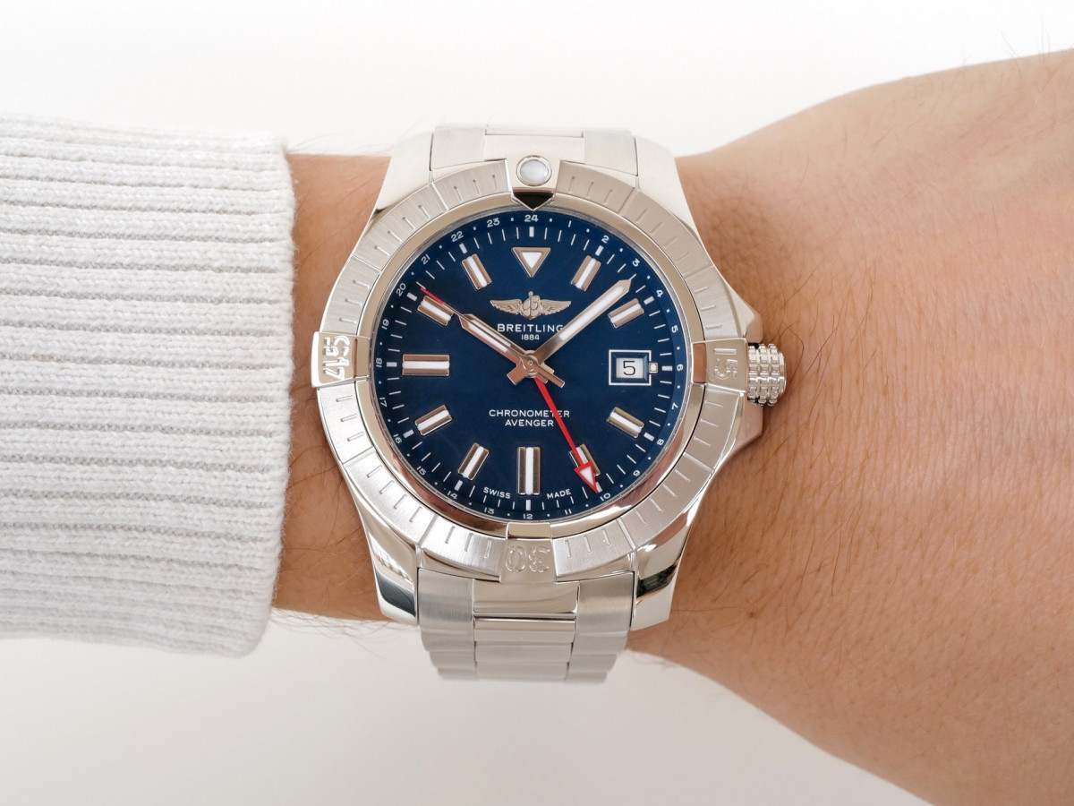 Швейцарские часы Breitling Avenger Automatic GMT 45 Blue Dial