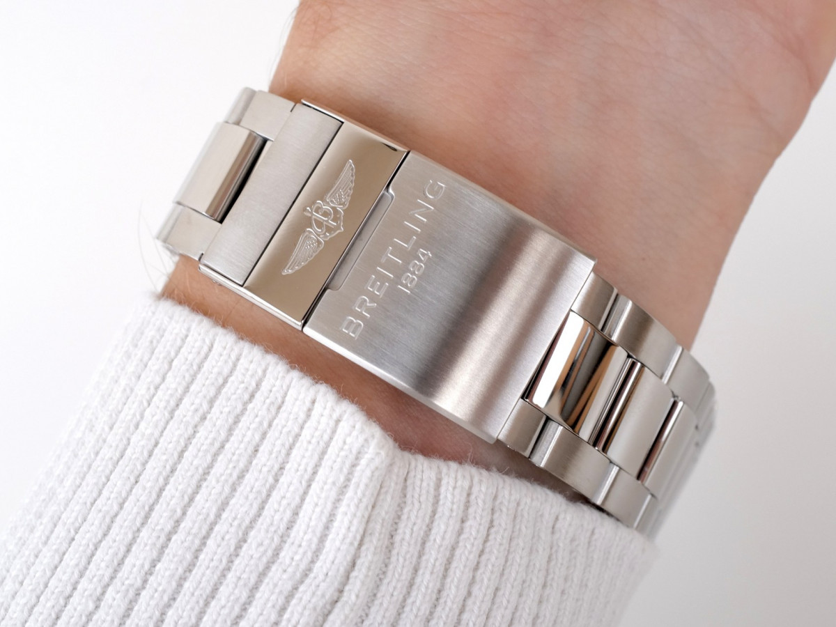 Швейцарские часы Breitling Avenger Automatic GMT 45 Blue Dial