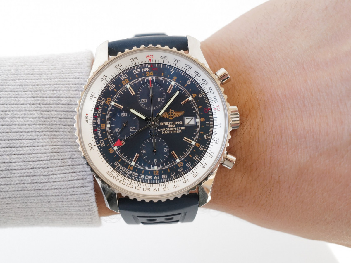 Швейцарские часы Breitling Navitimer World Chronograph GMT Blue Dial