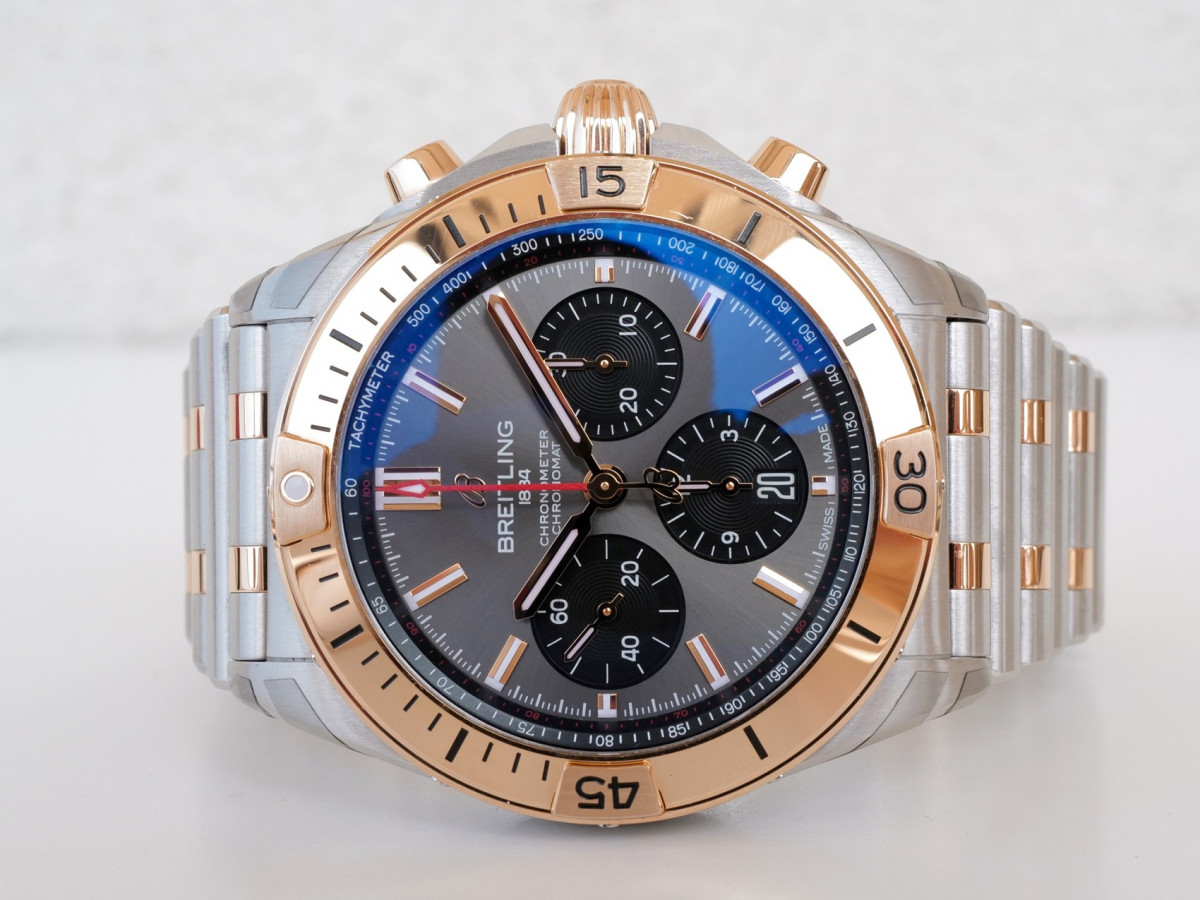 Швейцарские часы Breitling Chronomat B01 42 Steel Rose Gold Anthracite Dial