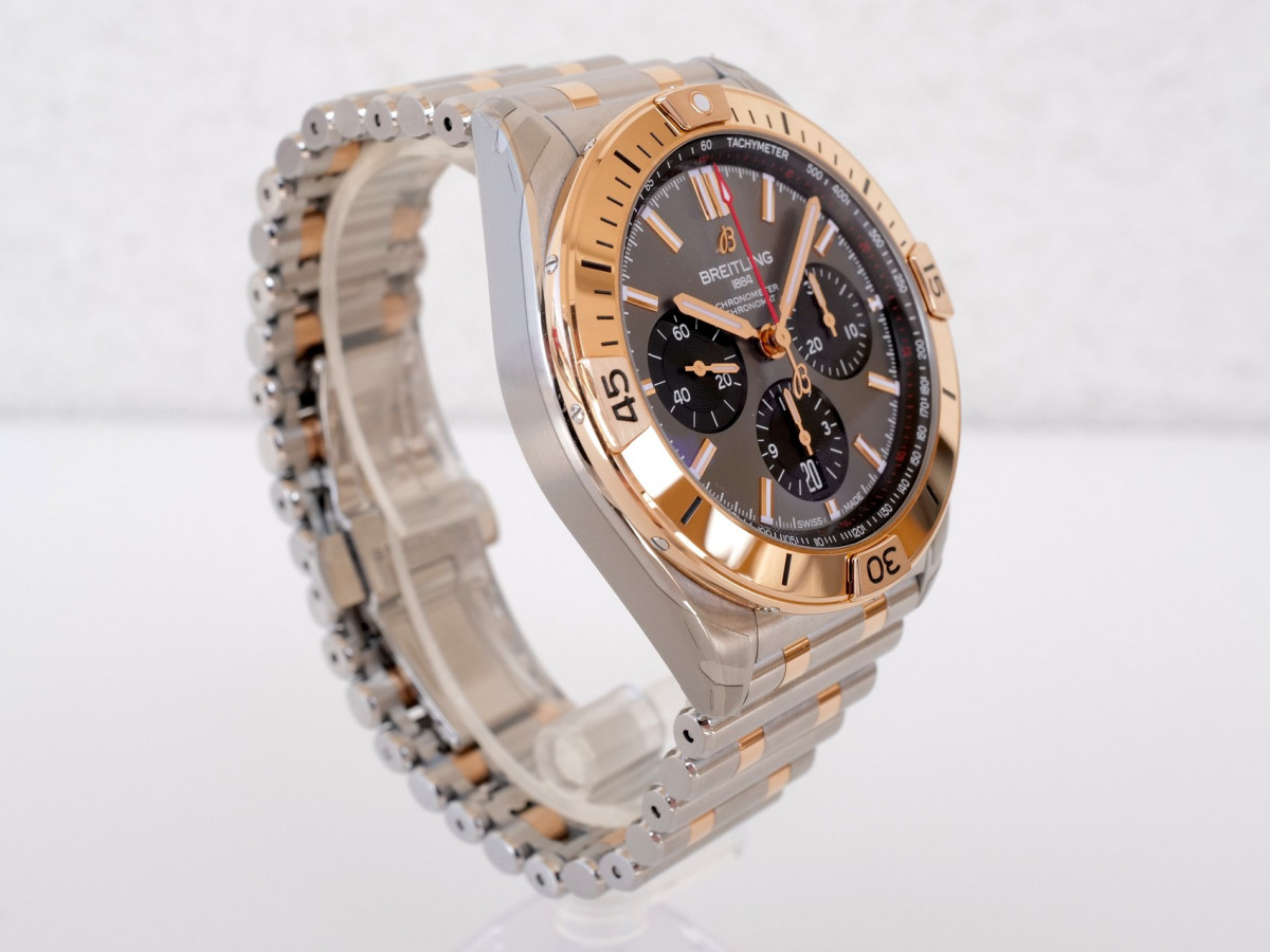 Швейцарские часы Breitling Chronomat B01 42 Steel Rose Gold Anthracite Dial