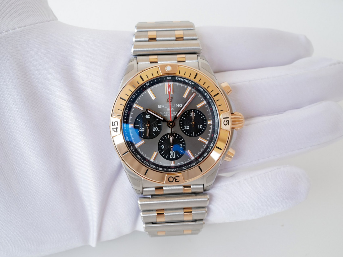 Швейцарские часы Breitling Chronomat B01 42 Steel Rose Gold Anthracite Dial