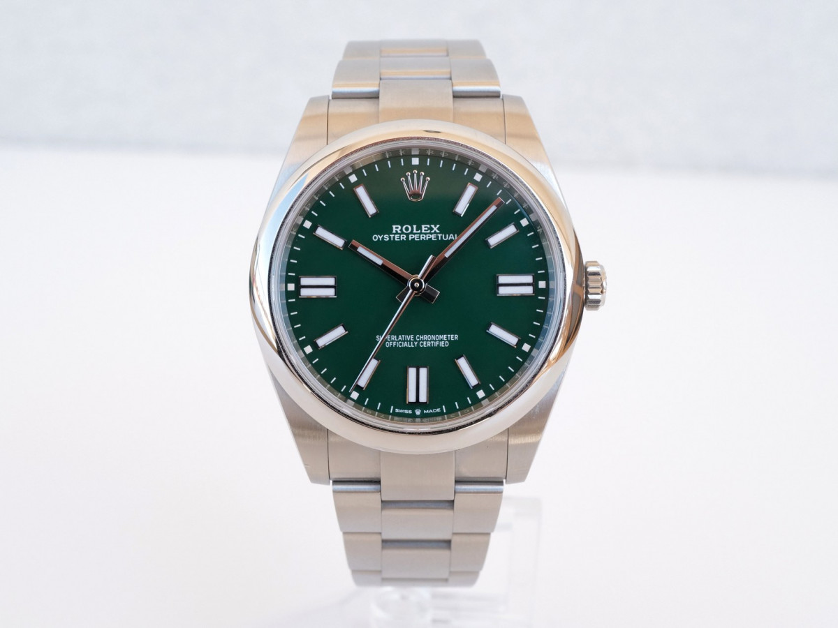 Швейцарський годинник Rolex Oyster Perpetual 41 Green Dial
