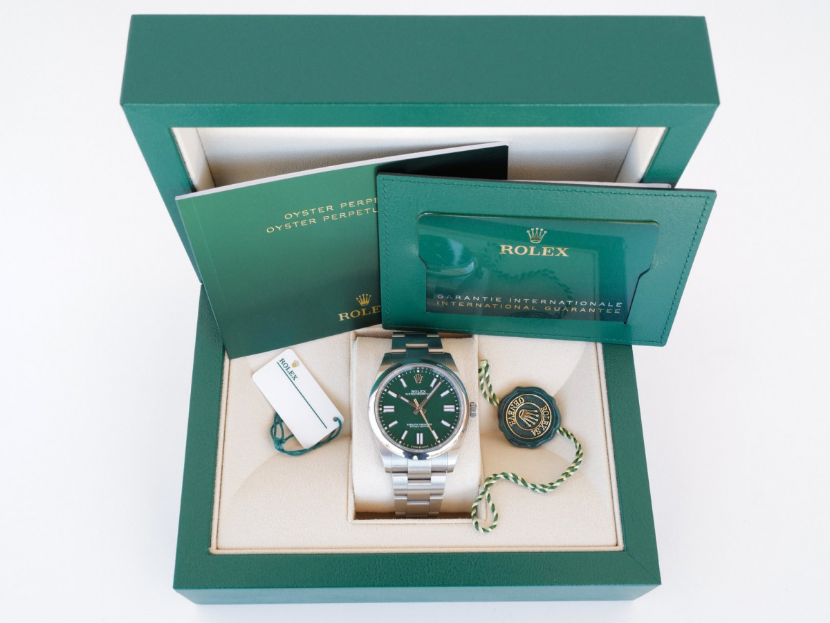 Швейцарський годинник Rolex Oyster Perpetual 41 Green Dial