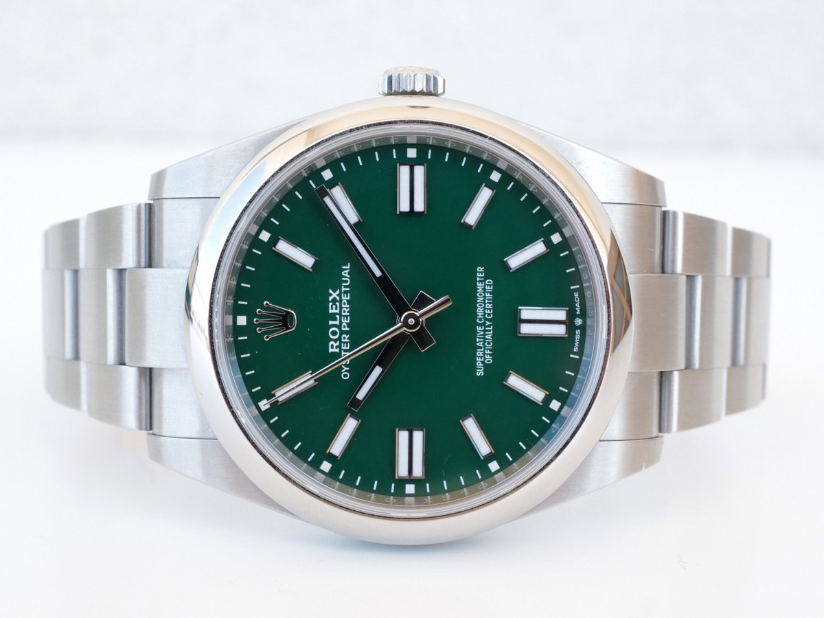 Швейцарський годинник Rolex Oyster Perpetual 41 Green Dial