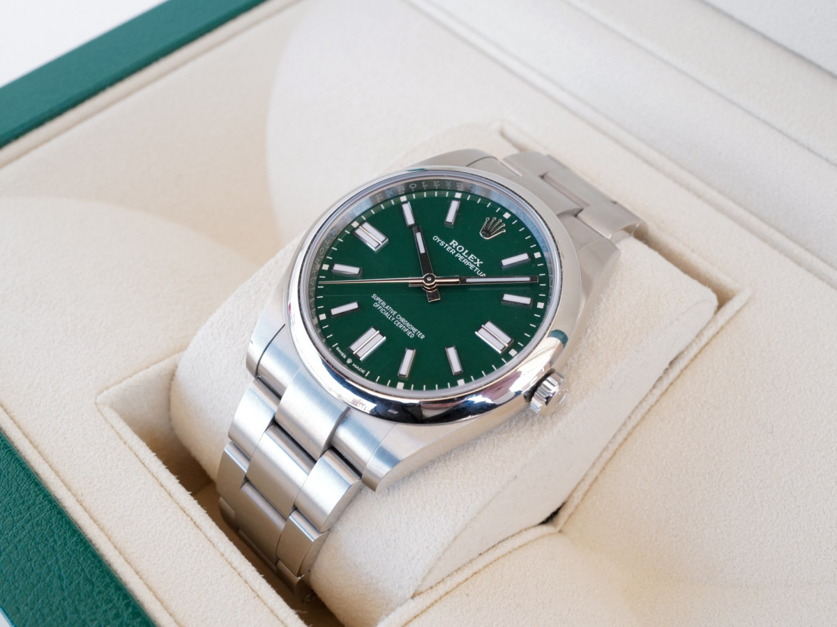 Швейцарський годинник Rolex Oyster Perpetual 41 Green Dial