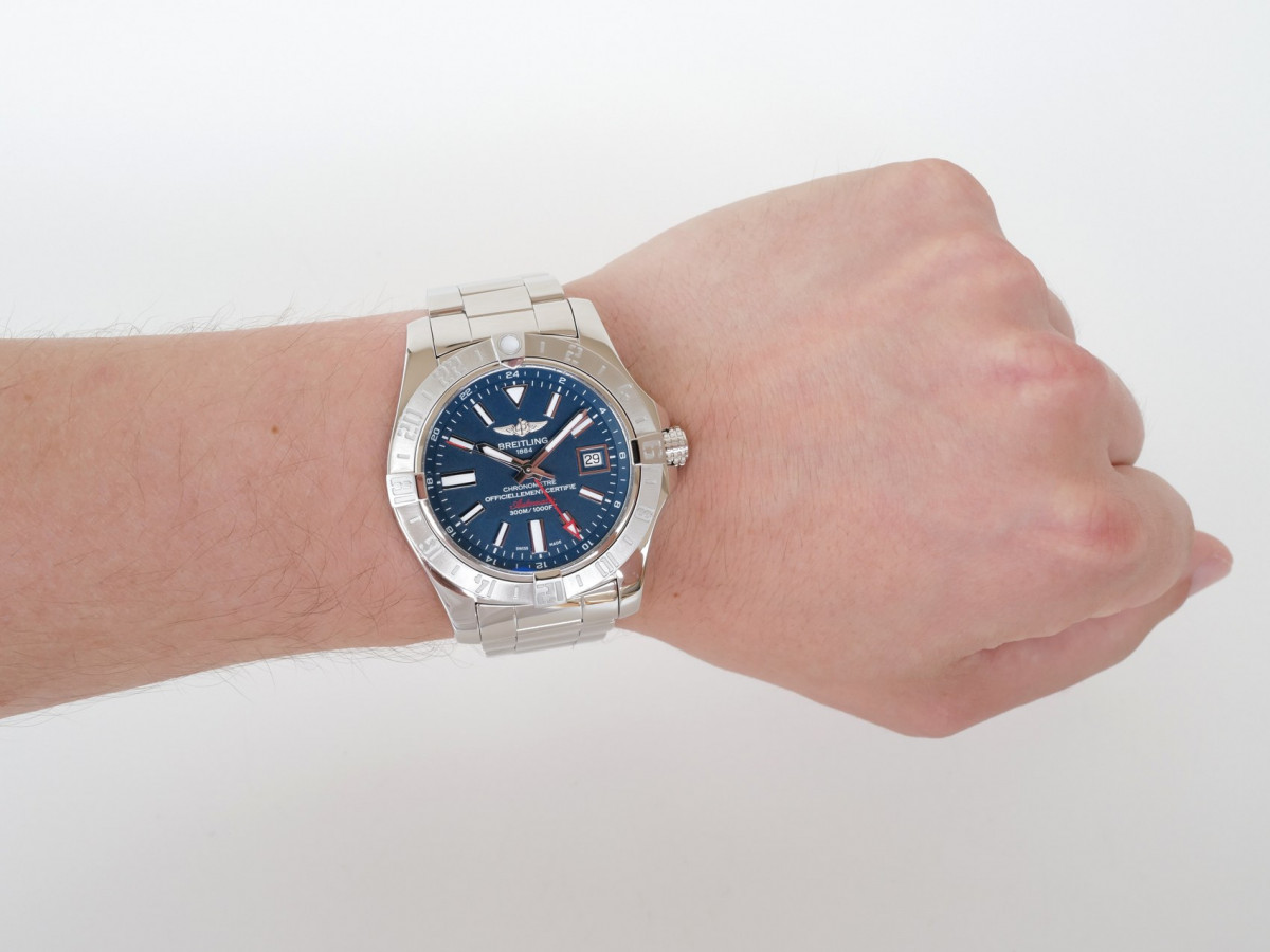 Швейцарские часы Breitling Avenger II GMT 43 Blue Dial Automatic