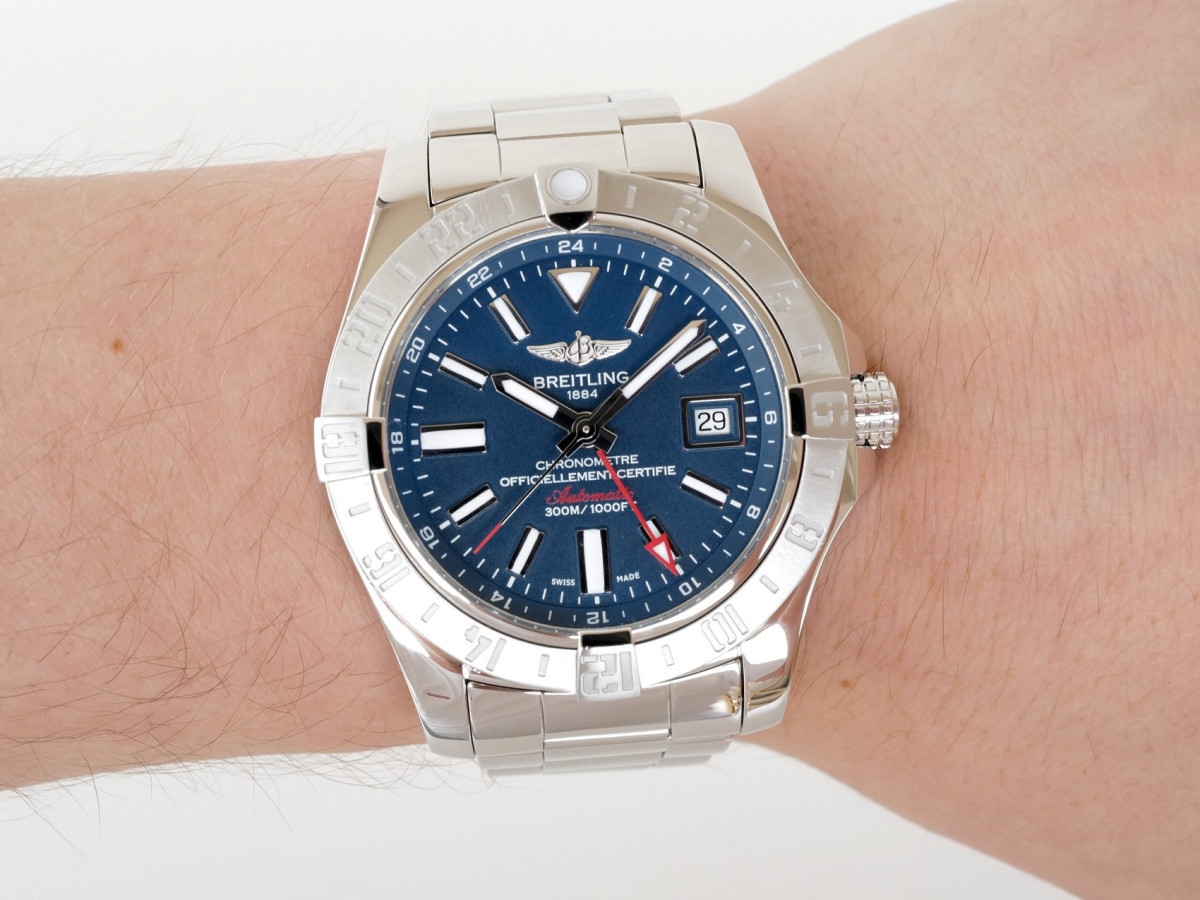 Швейцарские часы Breitling Avenger II GMT 43 Blue Dial Automatic