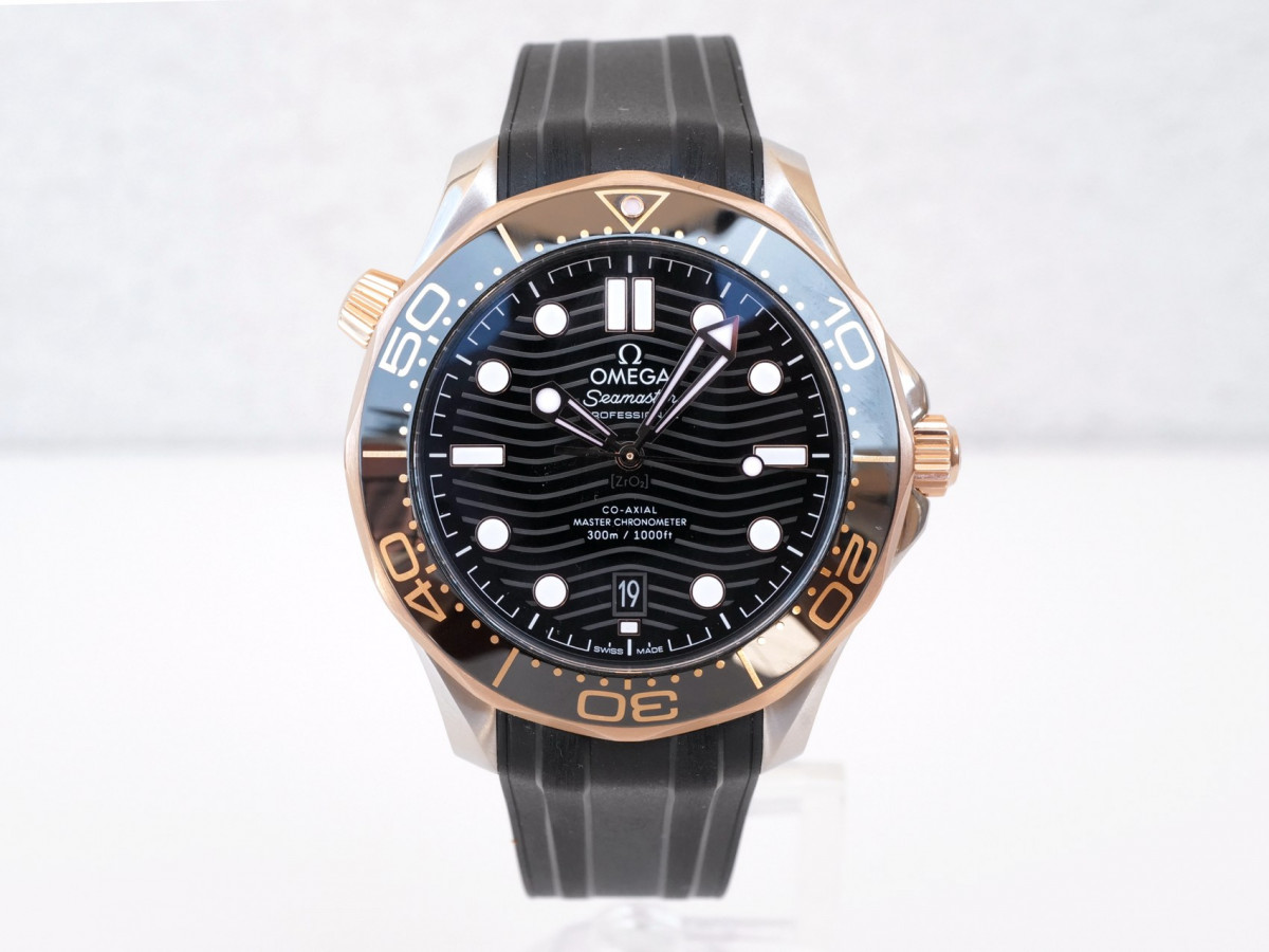 Швейцарские часы Omega Seamaster Diver 300m Co‑Axial Master Chronometer Gold Steel Black Rubber Strap 42 (2023)