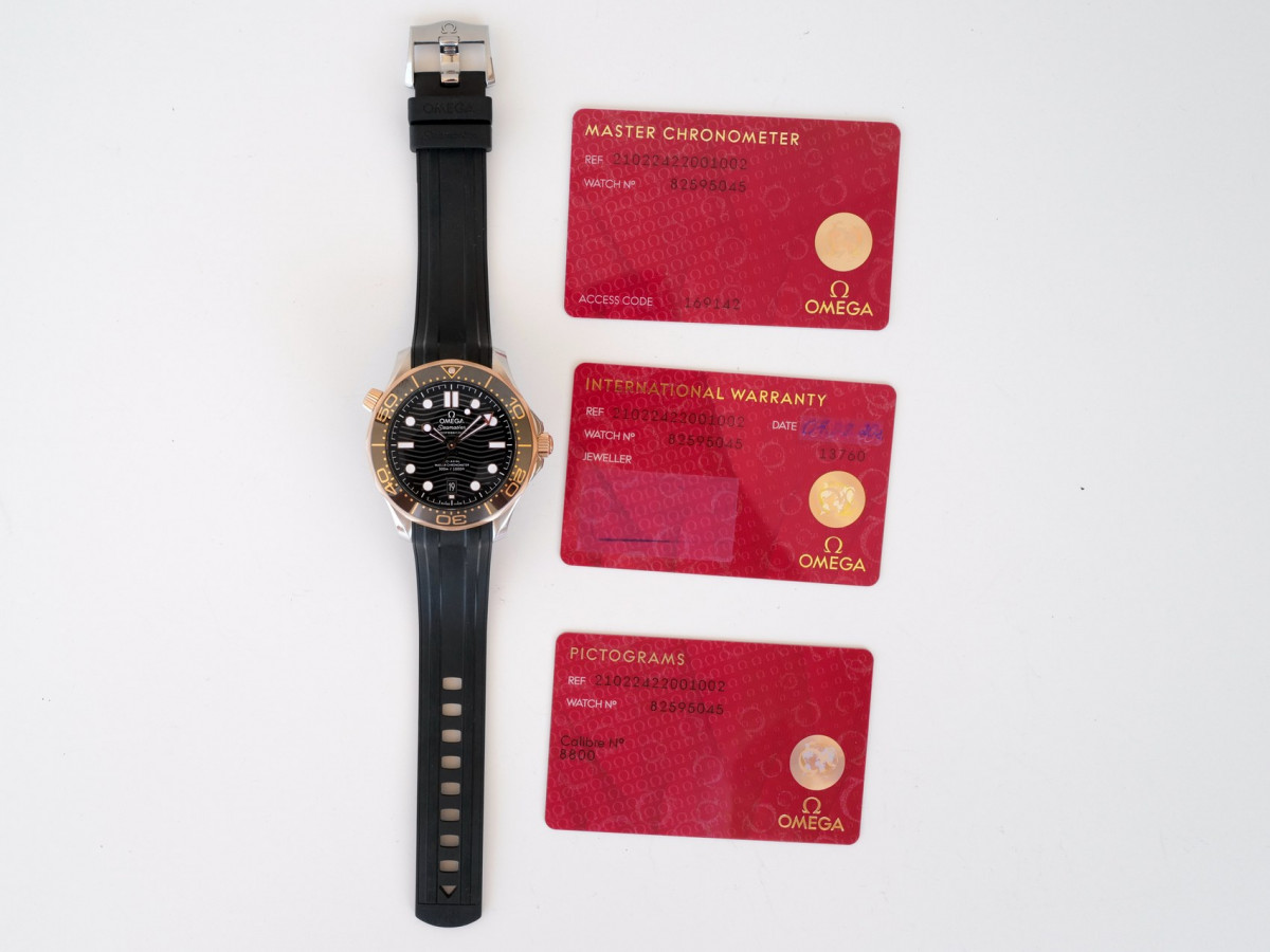 Швейцарские часы Omega Seamaster Diver 300m Co‑Axial Master Chronometer Gold Steel Black Rubber Strap 42 (2023)