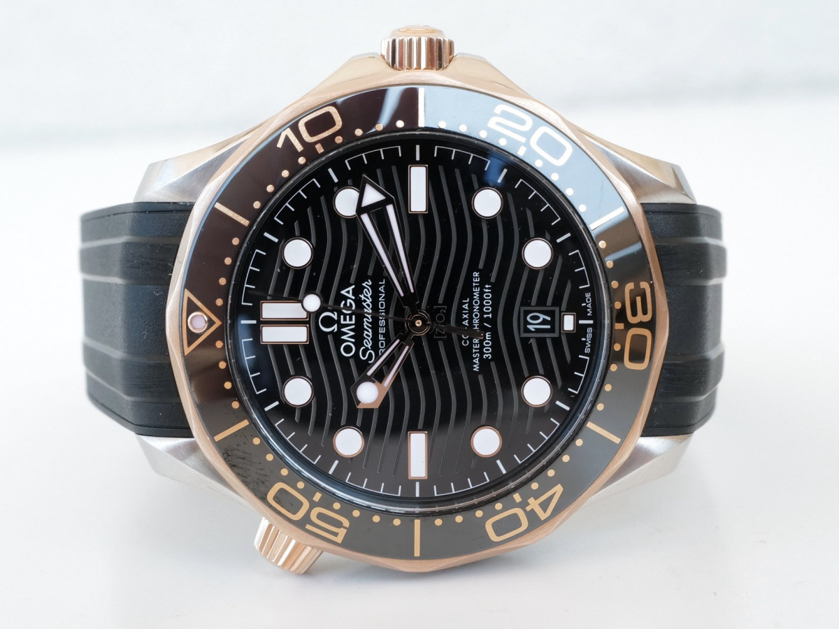 Швейцарские часы Omega Seamaster Diver 300m Co‑Axial Master Chronometer Gold Steel Black Rubber Strap 42 (2023)