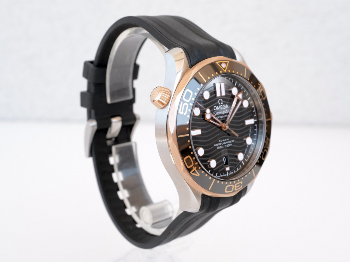 Швейцарские часы Omega Seamaster Diver 300m Co‑Axial Master Chronometer Gold Steel Black Rubber Strap 42 (2023)