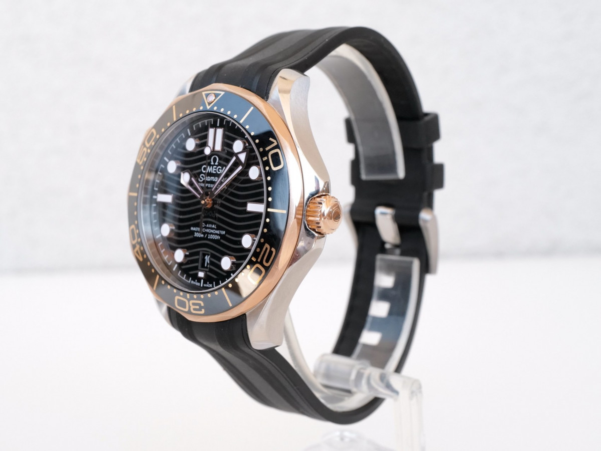 Швейцарские часы Omega Seamaster Diver 300m Co‑Axial Master Chronometer Gold Steel Black Rubber Strap 42 (2023)