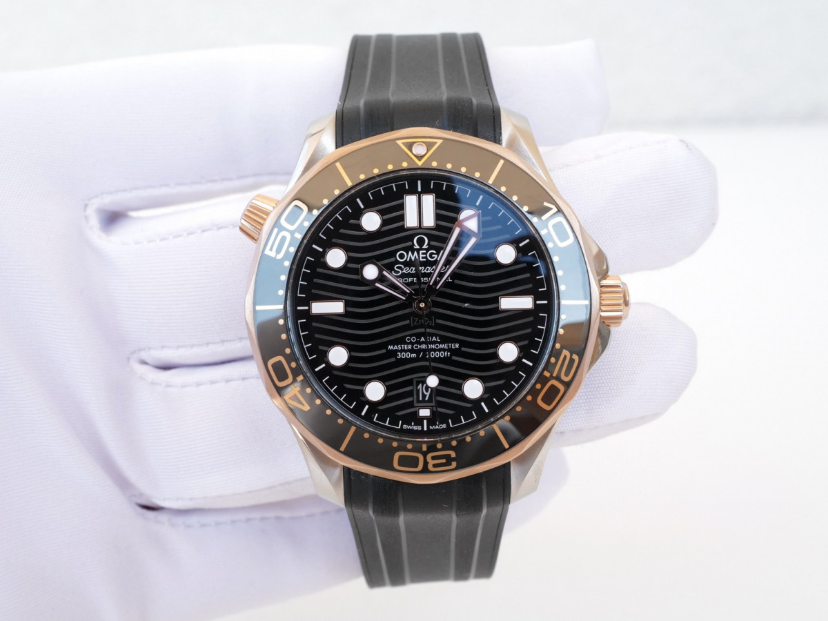 Швейцарские часы Omega Seamaster Diver 300m Co‑Axial Master Chronometer Gold Steel Black Rubber Strap 42 (2023)