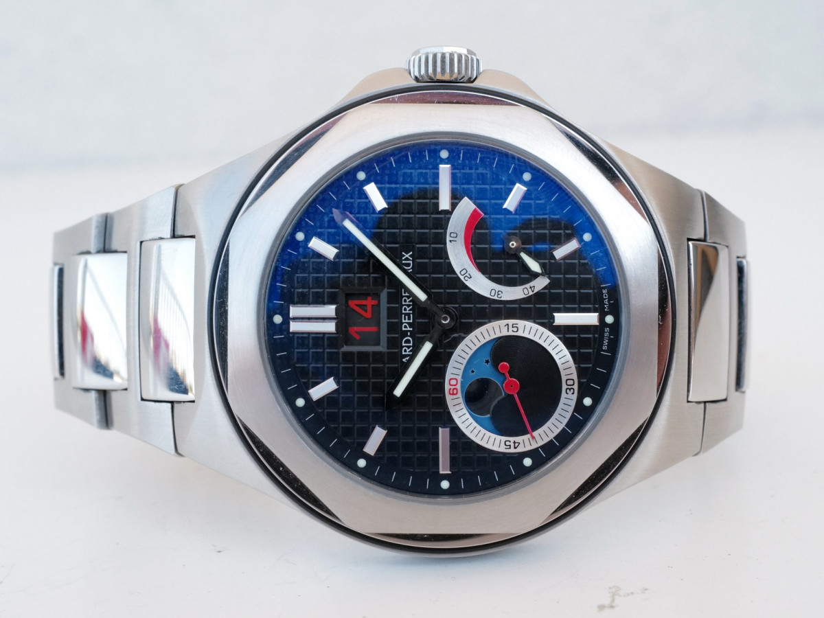 Швейцарские часы Girard-Perregaux Laureato Evo3 Large Date Moon Phases Power Reserve