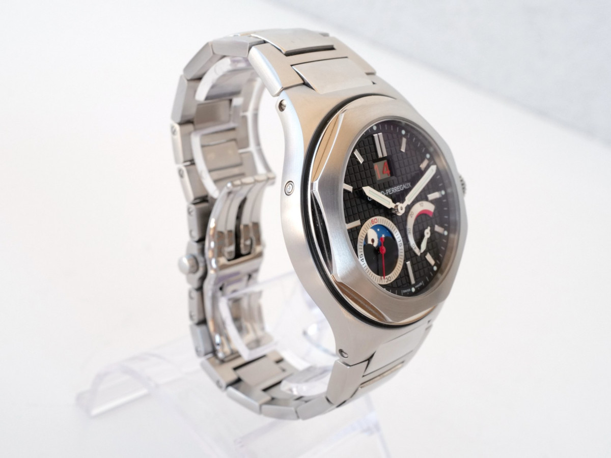 Швейцарские часы Girard-Perregaux Laureato Evo3 Large Date Moon Phases Power Reserve