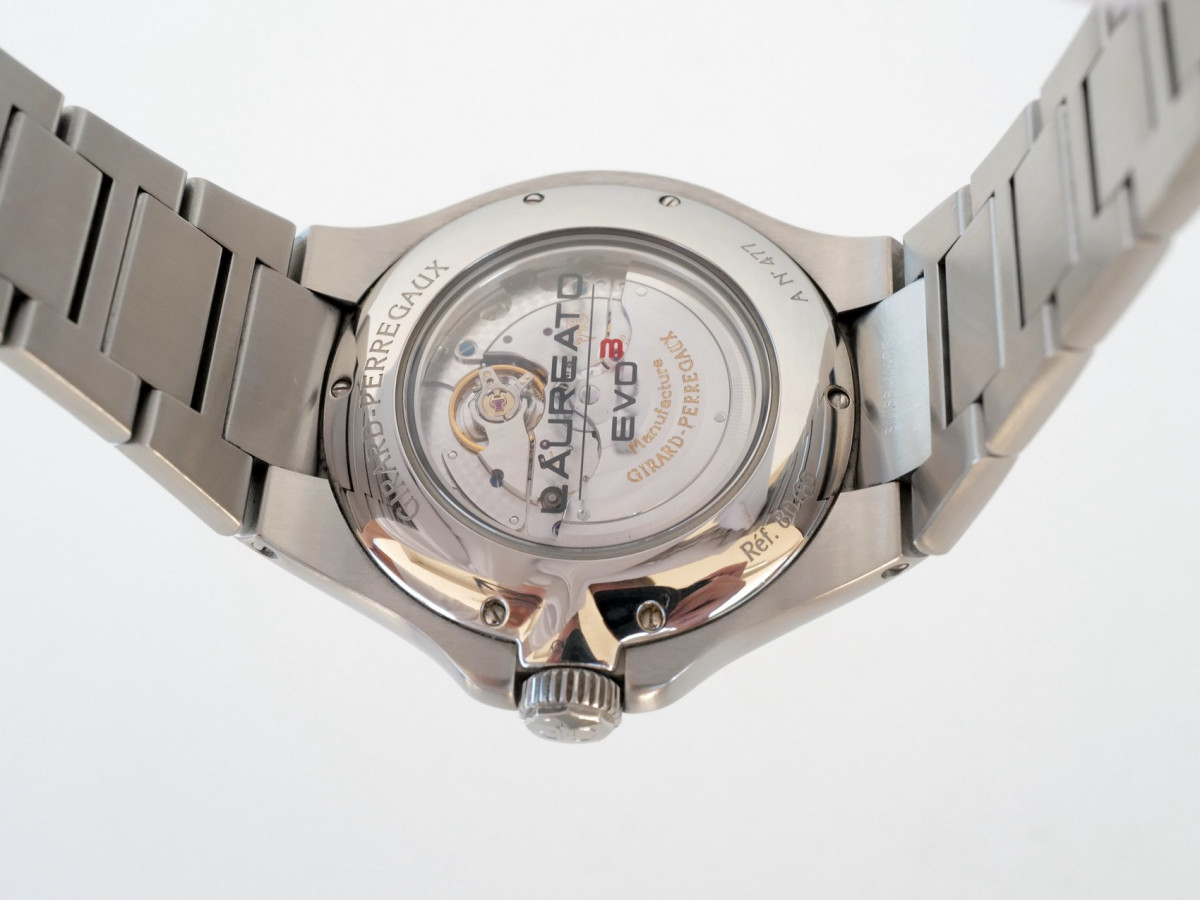 Швейцарские часы Girard-Perregaux Laureato Evo3 Large Date Moon Phases Power Reserve