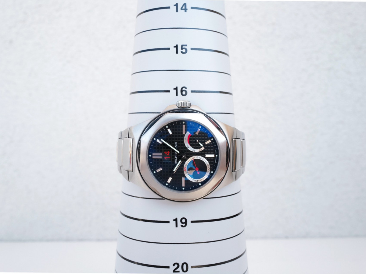 Швейцарские часы Girard-Perregaux Laureato Evo3 Large Date Moon Phases Power Reserve